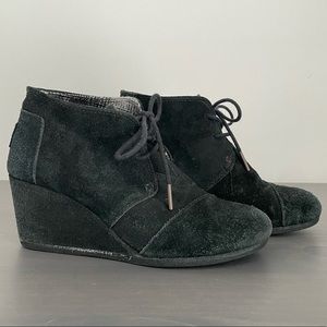 TOMS Desert Wedges Lace-up Booties in Black Suede size 7.5